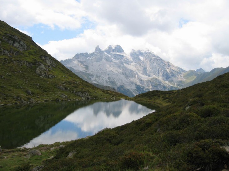 3 Tuerme und Drusenfluh vom Tobelsee.jpg